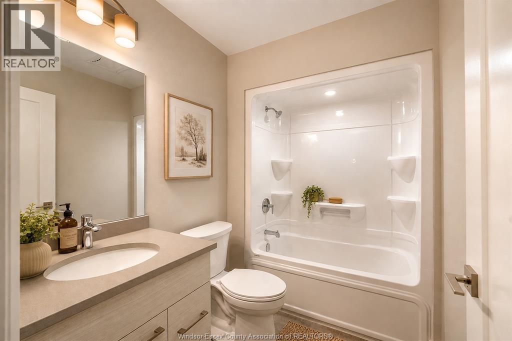 Suite 302 interior photo 4