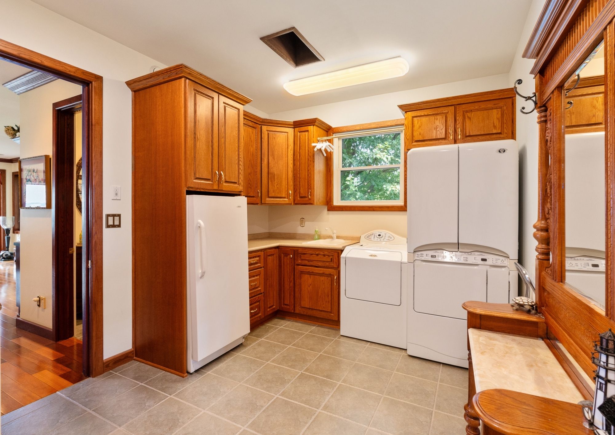 Lower level gallery image of 1360 Windermere Place